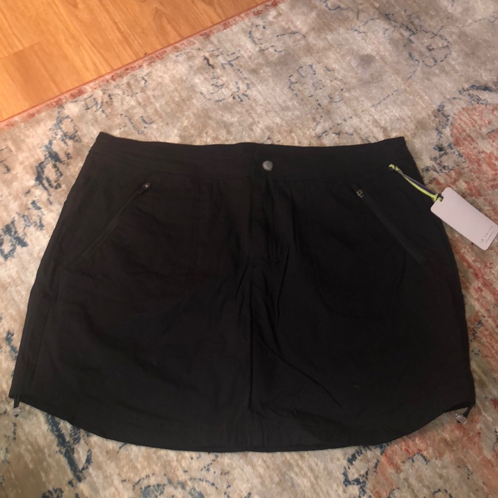 Women’s athletic skort size large. Le verde brand. New with tags!